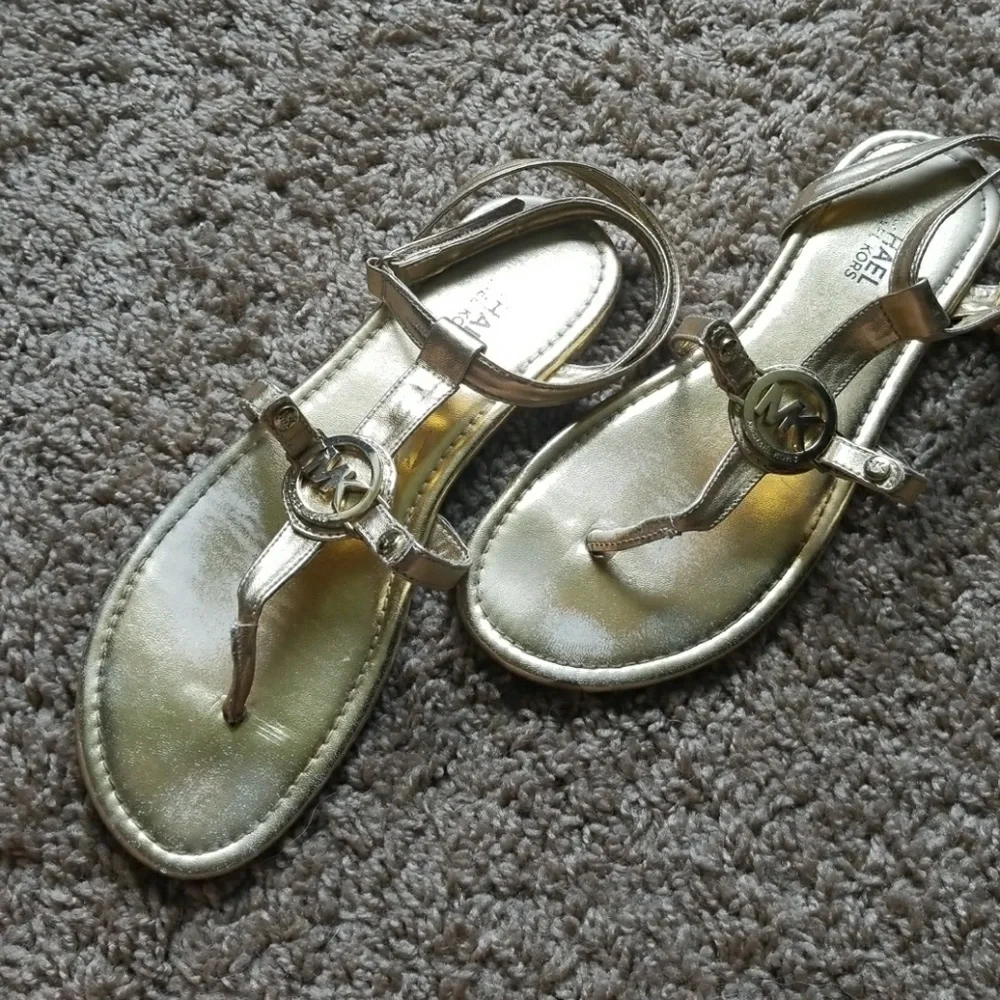MICHAEL KORS gold flat T-Strap Sandals
